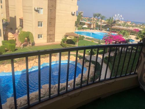 沙姆沙伊赫Nice 2 bedroom apartment with sea view的享有游泳池景致的阳台
