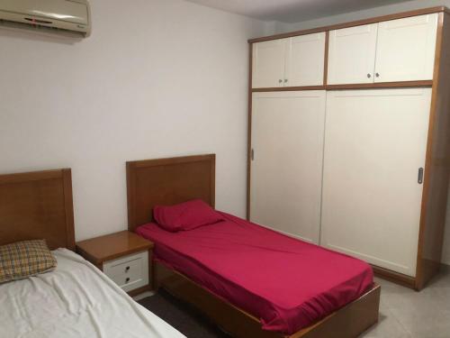 沙姆沙伊赫Nice 2 bedroom apartment with sea view的一间卧室配有一张床和一个大衣柜