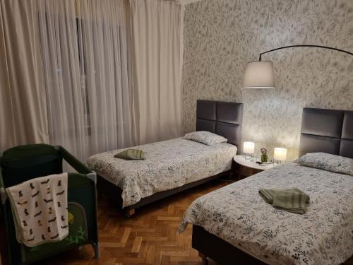 格丁尼亚Apartament na Żeromskiego的酒店客房,配有两张床和椅子