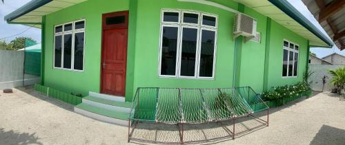 VashafaruArrow的前面有条条条条条纹的绿色房子