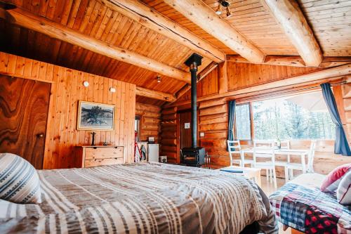 Rock Lake Lodge Provincial ParkRocky Mountain Escape Log Cabin Rentals - Rock Lake的小木屋内一间卧室,配有一张床