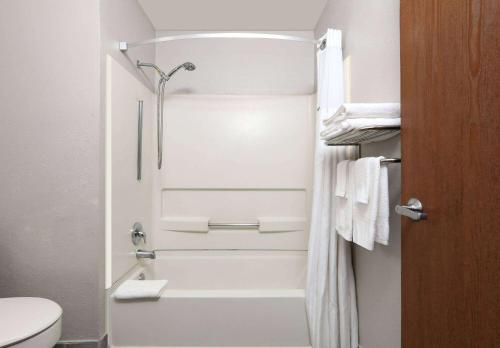 阿马里洛阿马里洛速8酒店的带淋浴和卫生间的白色浴室