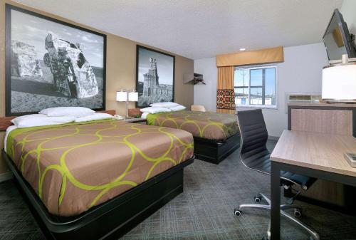 阿马里洛阿马里洛速8酒店的酒店客房配有两张床和一张书桌