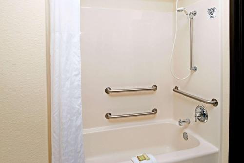 奥马哈奥马哈埃普雷机场/卡特湖速8酒店的带淋浴和浴缸的浴室
