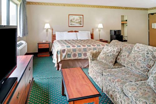 奥马哈奥马哈埃普雷机场/卡特湖速8酒店的酒店客房,配有床和沙发