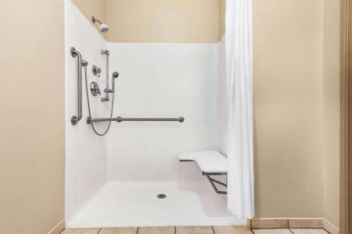 萨凡纳速8萨凡纳酒店的带淋浴和卫生间的浴室