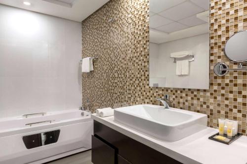 麦纳麦安瓦吉群岛华美达酒店的白色的浴室设有水槽和镜子