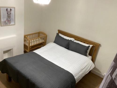 切斯特Ideal Abode Greenfields的一间卧室配有一张床和一张婴儿床