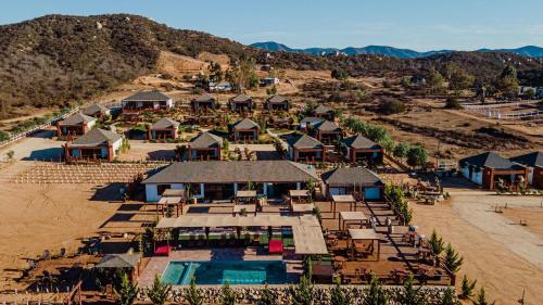 瓜达鲁佩镇Entrevalle Hotel Boutique的享有带游泳池的度假村的空中景致