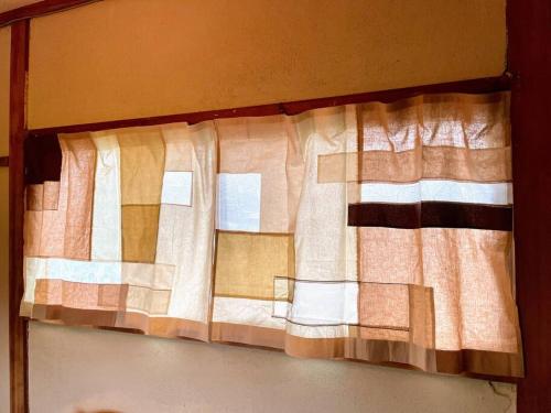 淡路淡路島 サササウナ的窗户上的窗帘