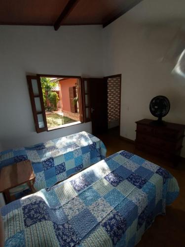 伦索伊斯Casa Colmeia的一间卧室设有两张床和窗户。