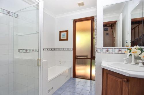 霍克斯内斯特Semaphore Beach House的带淋浴和盥洗盆的浴室