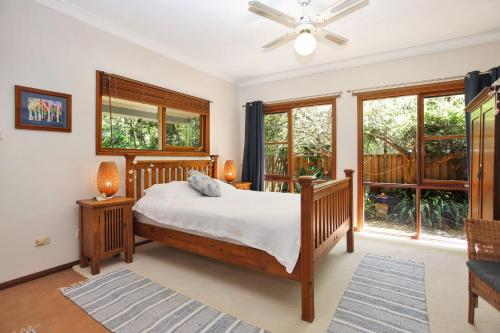 霍克斯内斯特Semaphore Beach House的一间卧室配有一张床和吊扇