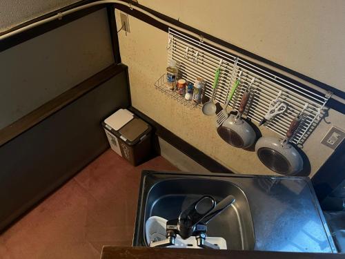 高山山水民宿的厨房配有水槽和带牙刷的台面。