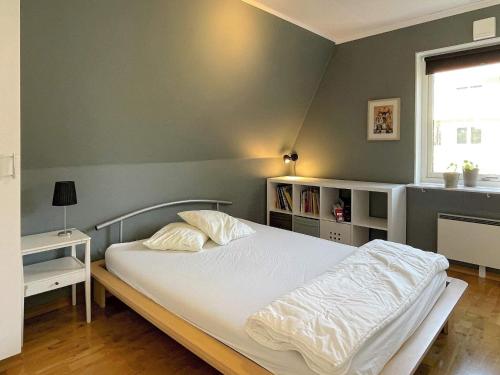 TorslandaHoliday home TORSLANDA III的卧室配有白色的床和窗户。