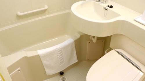 伊势市Toyoko Inn Iseshi Eki的一间带水槽、浴缸和卫生间的浴室