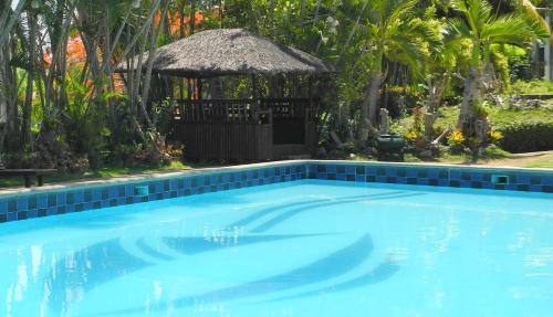 TernateCasa Las Brisas, Puerto Azul的度假村内带凉亭的游泳池