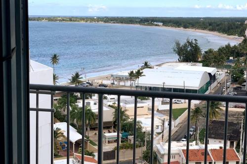 圣胡安Cozy Oceanview Studio w parking的阳台享有海滩美景。