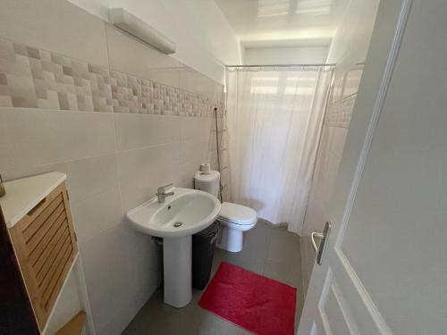 卡宴Maison de Bourda的白色的浴室设有水槽和卫生间。