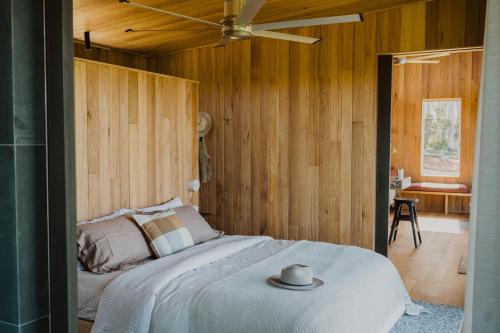 丹马克Upland Farm Luxury Cabins, Denmark Western Australia的一间卧室配有一张床和吊扇