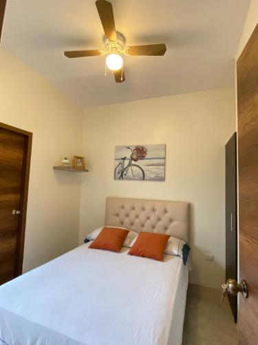 萨利纳斯Villa en Salinas vía Punta Carnero的一间卧室配有一张带吊扇的床