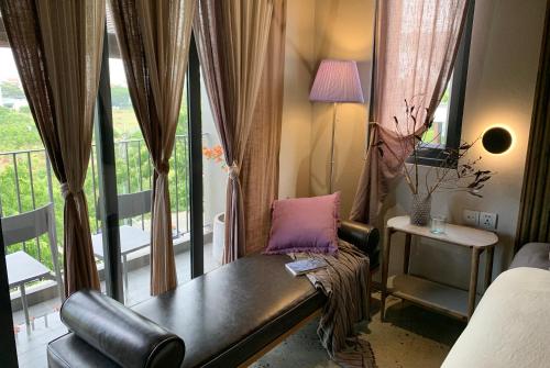 会安Kaia Gallery Hotel Hoi An的带沙发和窗户的客厅