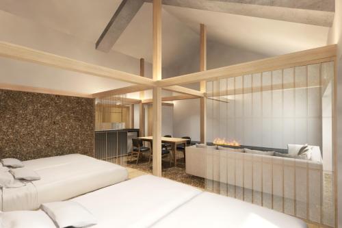 京都Kyoto ITOYA Hotel Mon的一间卧室设有两张床和一个壁炉