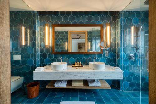 阿洪加拉Ahu Bay的浴室设有2个水槽和镜子