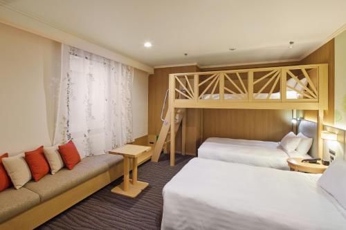 武藏野Kichijoji Excel Hotel Tokyu的酒店客房 - 带2张床和1张双层床
