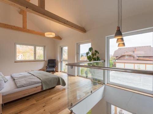 TöbringTasteful holiday home near Ossiacher lake的一间卧室设有一张床和玻璃墙