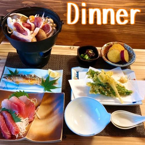 田边市Minshuku Sumiya的餐桌,饭盘和一碗食物