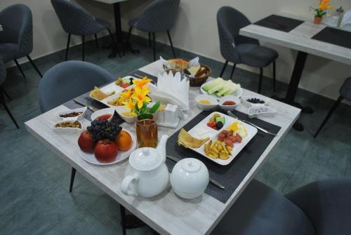 塔什干Airport Hotel 24的一张桌子,上面放着食物盘