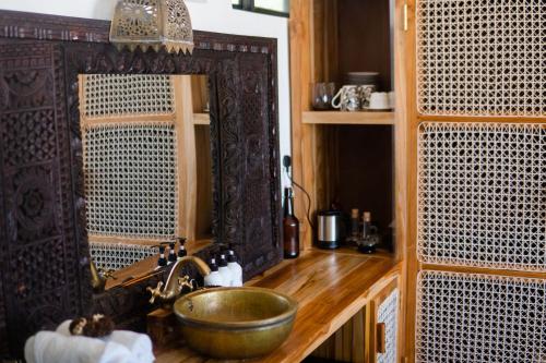 布韦朱CoCo Tree House @ Kima Zanzibar, Unique stay的一间带水槽和镜子的浴室