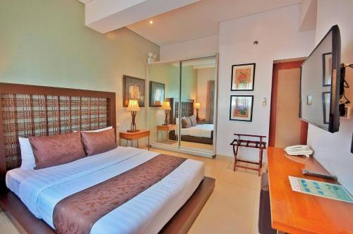 长滩岛长滩岛阿罗哈酒店的一间卧室配有一张床和一张带电话的书桌