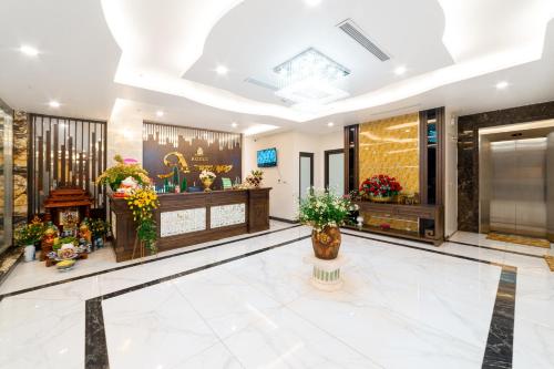 河内Rosee Apartment Hotel - Luxury Apartments in Cau Giay , Ha Noi的花瓶花的酒店大堂