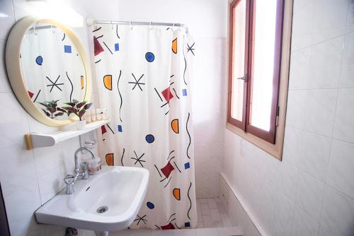 加拉希德松Koukonas的一间带水槽和淋浴帘的浴室