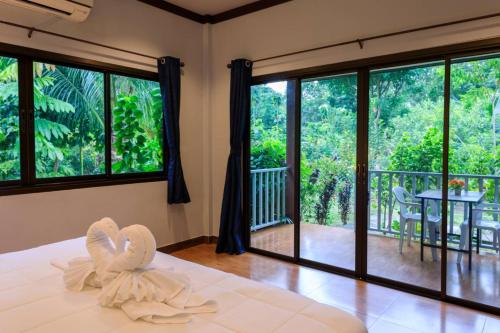 班邦宝Bang Po Garden的一间卧室设有一张床,享有阳台的景色