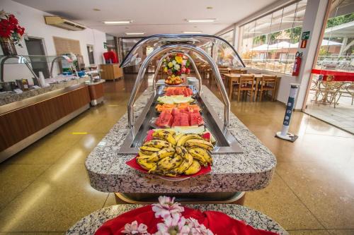 卡达斯诺瓦斯diRoma Fiori 160 Conforto e muita diversão的在商店里吃自助餐,在柜台上放香蕉