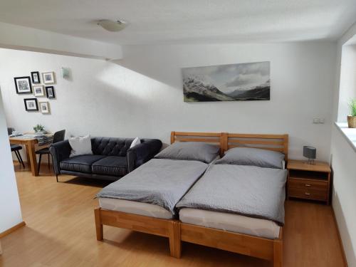 基希比希尔绍恩韦伯霍夫旅馆的一间卧室配有一张床和一张沙发