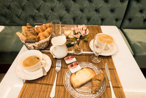 托莱多索尔酒店的一张桌子,上面放着面包和一杯咖啡