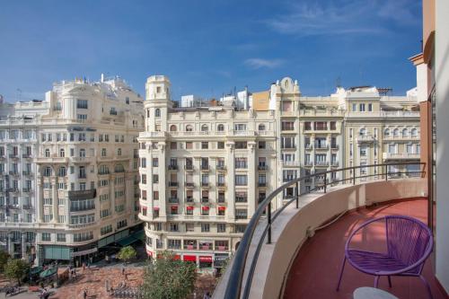 瓦伦西亚Casual Vintage Valencia的建筑前阳台的紫色椅子