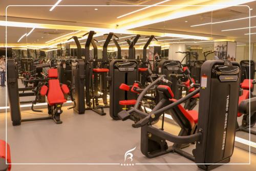 埃尔比勒Best Inn Erbil - Shorash的大楼内拥有许多有氧器材的健身房