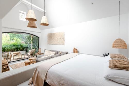 赞德沃特Suite-Suite luxury private guesthouse的一间卧室配有一张大床和一张沙发