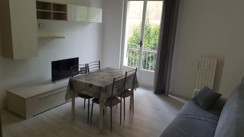 贝加莫Bergamo Centro Residence的客厅配有餐桌和椅子