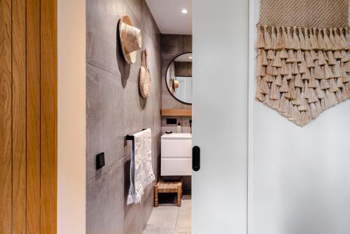 赞德沃特Suite-Suite luxury private guesthouse的厨房设有壁挂式毛巾架,位于隔壁
