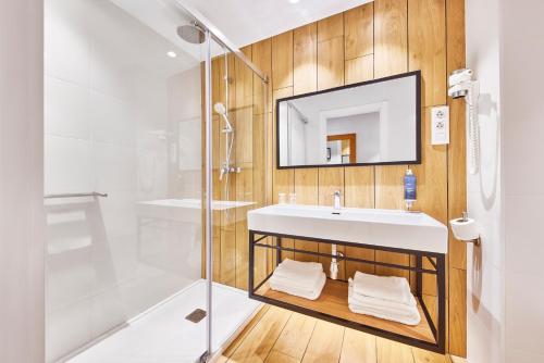 巴塞罗那巴塞罗那世纪酒店的一间带水槽和淋浴的浴室