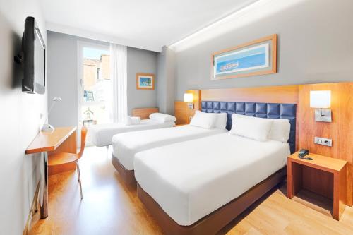 巴塞罗那巴塞罗那世纪酒店的酒店客房设有两张床和电视。