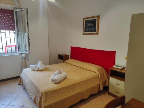 Torre OrsaiaLanterna Verde的一间卧室配有带毛巾的床