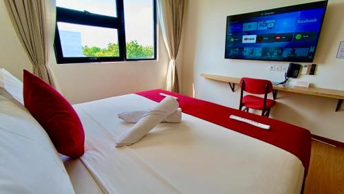 乌库拉斯Ranthari Hotel and Spa Ukulhas Maldives的酒店客房,配有一张红色和白色装饰的床。