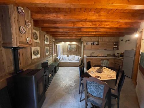 库马约尔WILDHOMES Wild Wolf Lodge的一间厨房,内设一张桌子和一张沙发